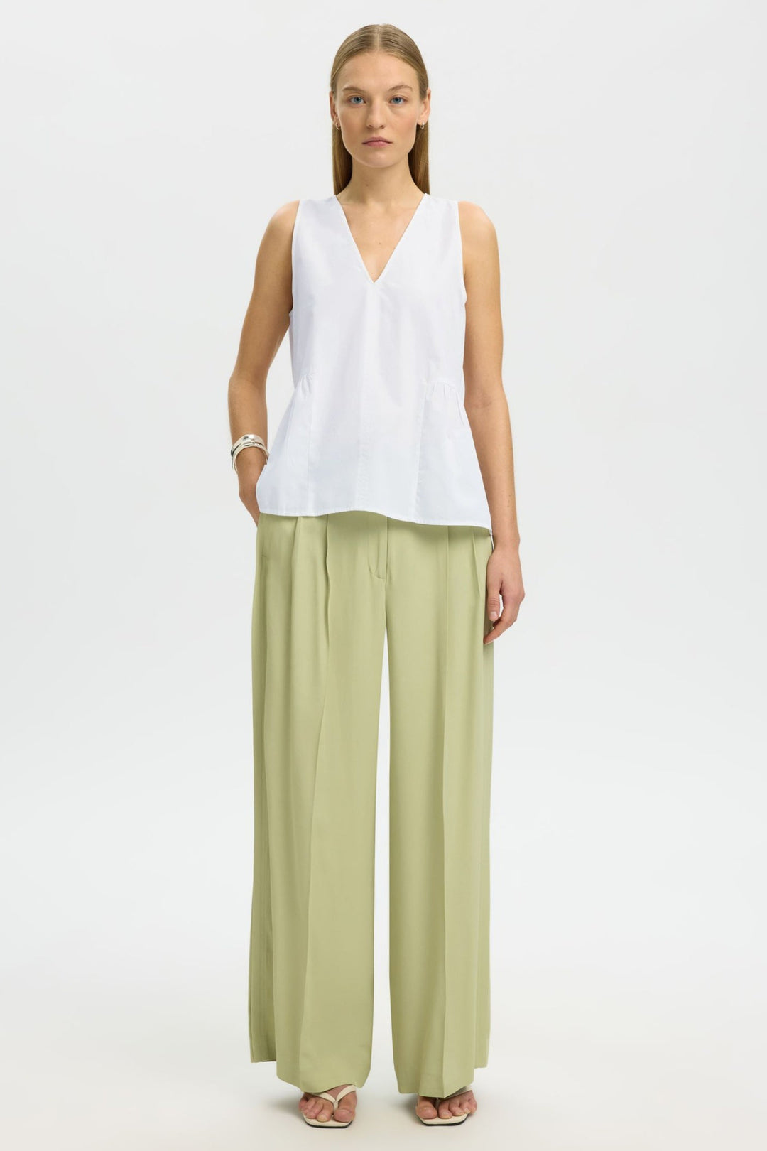 Selected Femme Blair SL top bright white – ærmeløs peplum top med V-hals og feminin silhuet.