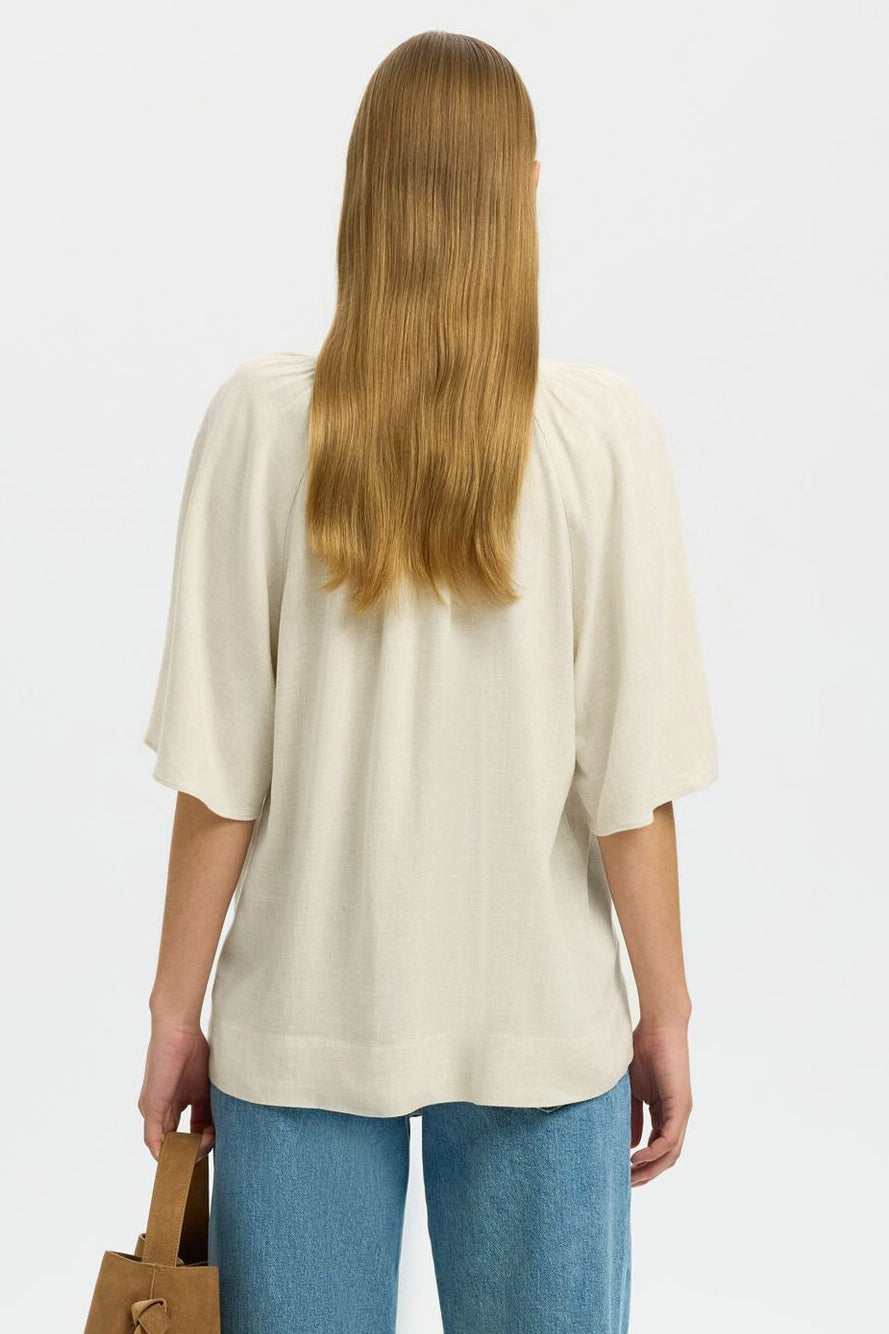 Selected Femme Viva top sandshell – bluse med V-hals, raglanærmer og let pasform.