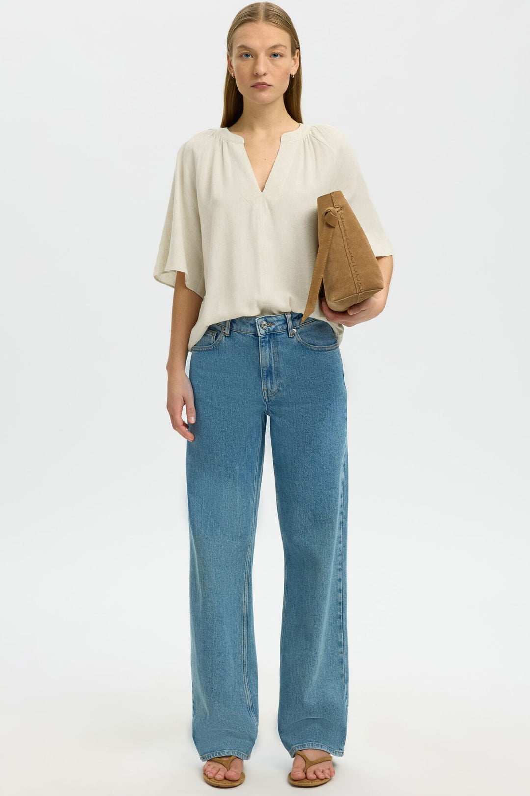Selected Femme Viva top sandshell – bluse med V-hals, raglanærmer og let pasform.