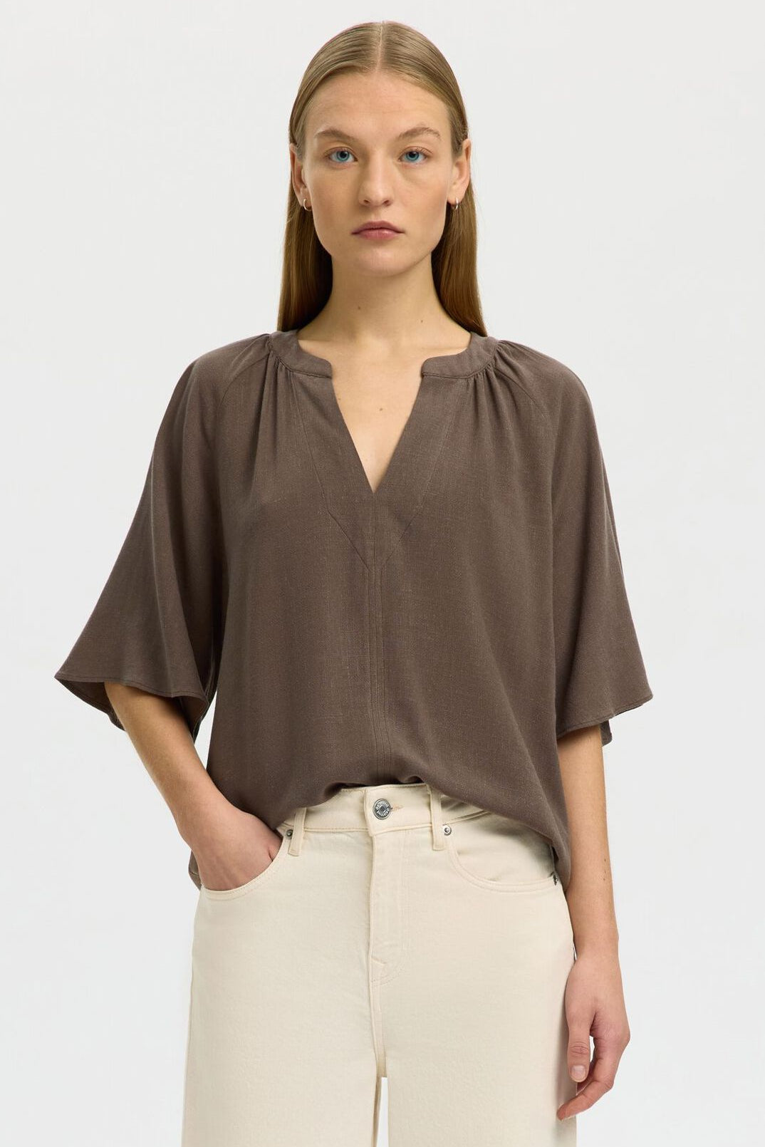 Selected Femme Viva top chocolate chip – bluse med V-hals, raglanærmer og let pasform.