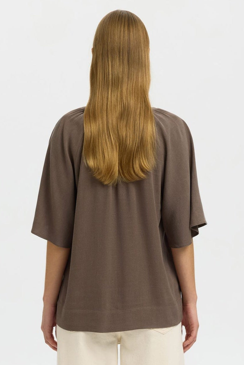 Selected Femme Viva top chocolate chip – bluse med V-hals, raglanærmer og let pasform.