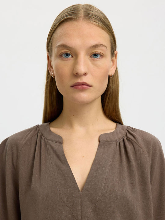 Selected Femme Viva top chocolate chip – bluse med V-hals, raglanærmer og let pasform.