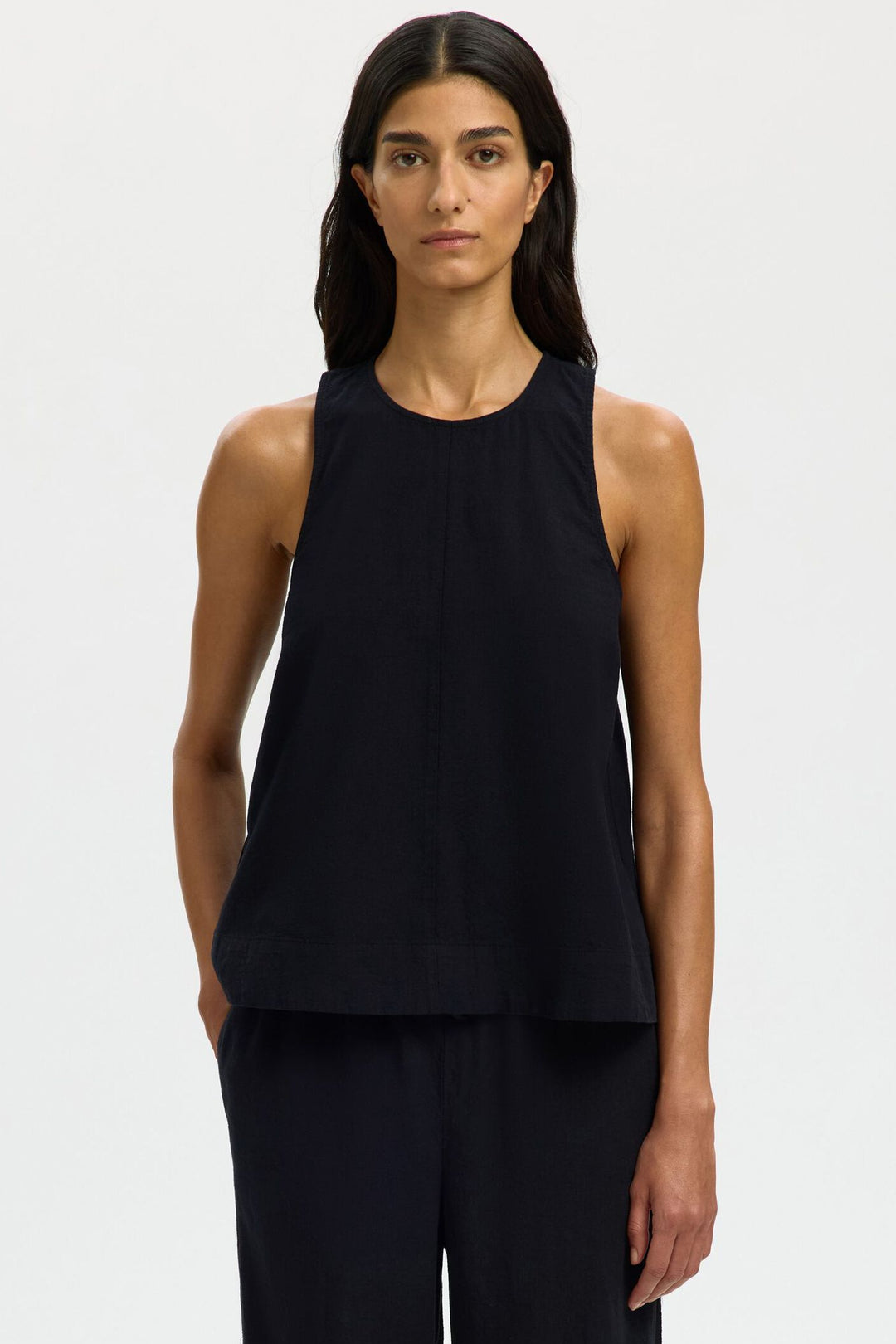 Selected Femme Luisa SL top black – ærmeløs top i hør med rund hals og løs pasform.