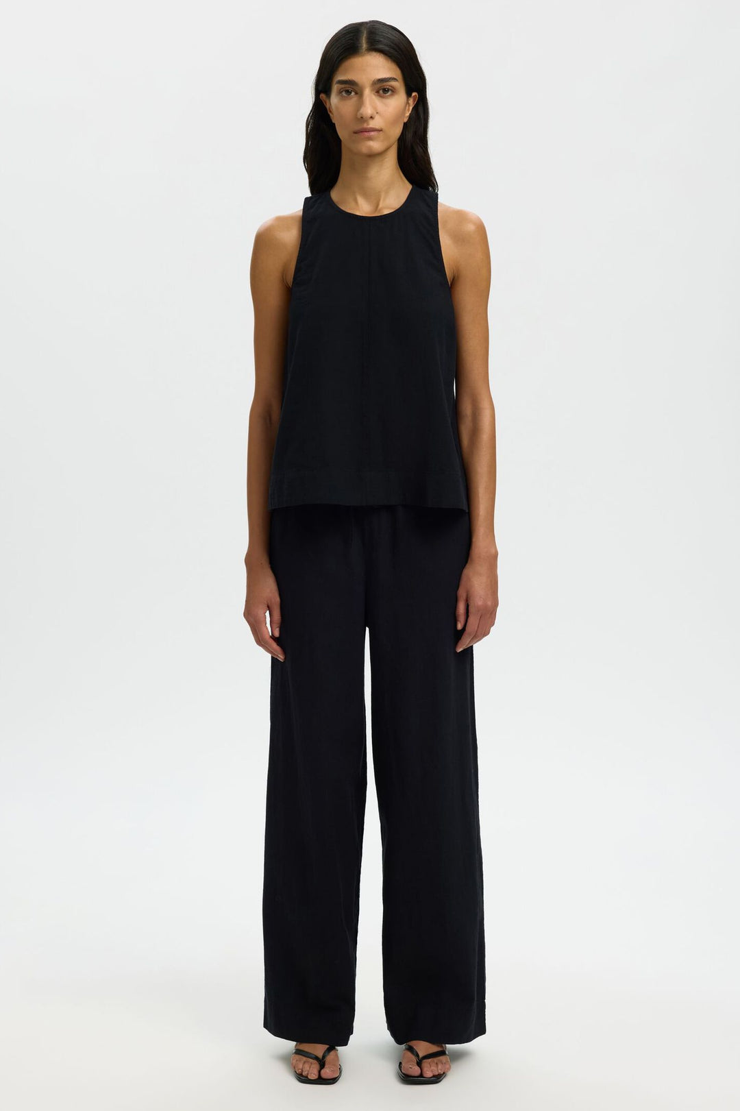 Selected Femme Luisa SL top black – ærmeløs top i hør med rund hals og løs pasform.