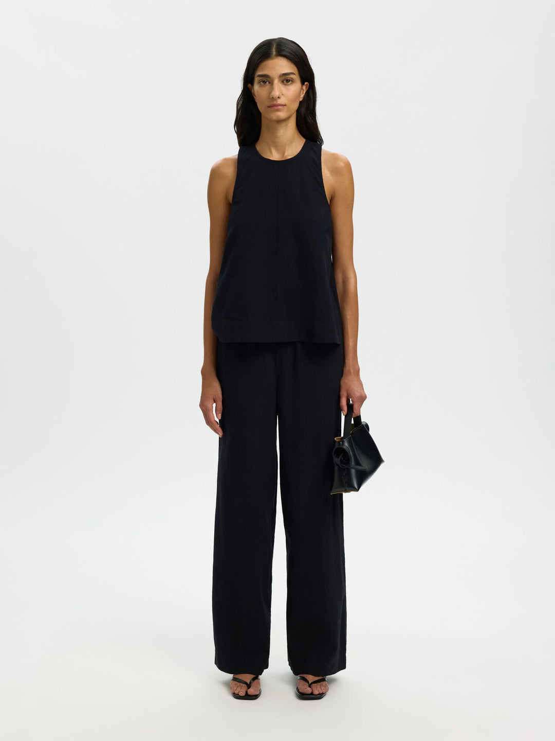 Selected Femme Luisa SL top black – ærmeløs top i hør med rund hals og løs pasform.