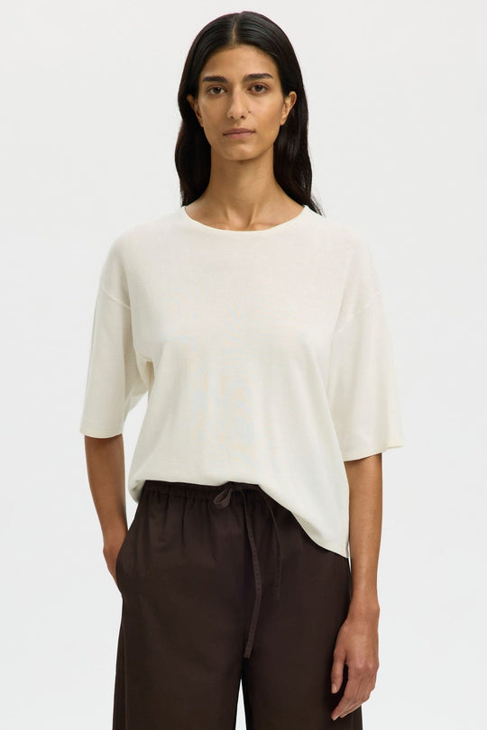 Selected Femme Toledo 2/4 knit top snow white – strikket T-shirt med rund hals og rygdetalje.