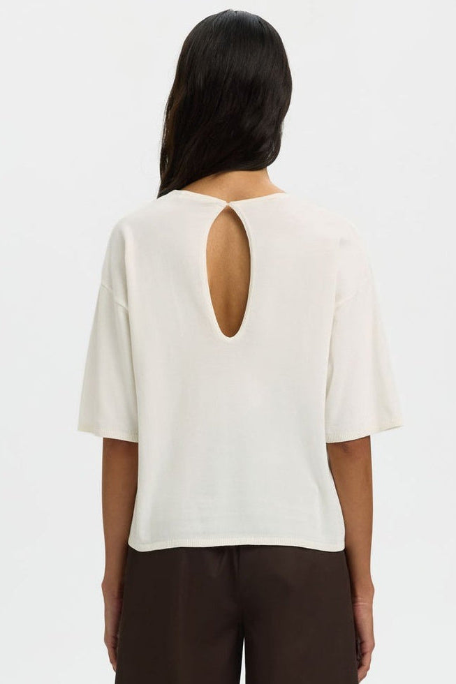 Selected Femme Toledo 2/4 knit top snow white – strikket T-shirt med rund hals og rygdetalje.