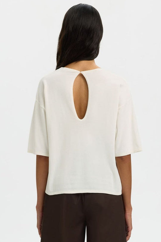 Selected Femme Toledo 2/4 knit top snow white – strikket T-shirt med rund hals og rygdetalje.