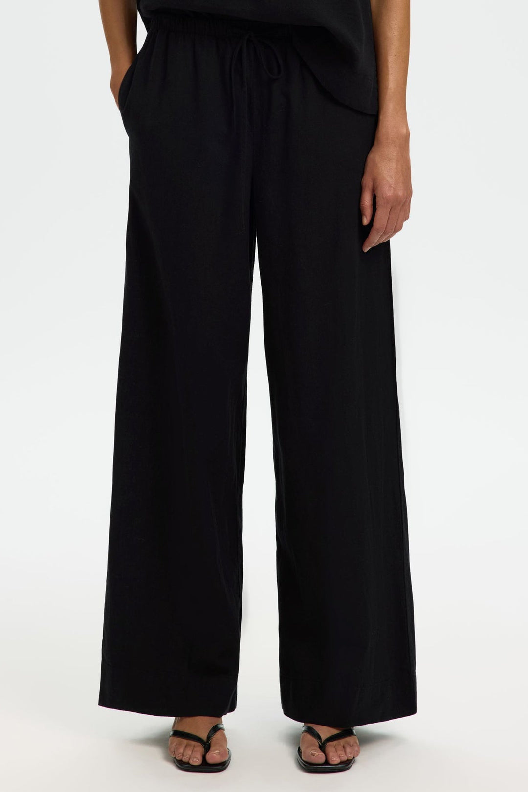 Selected Femme Luisa bukser i sort med vide ben og elastisk talje.