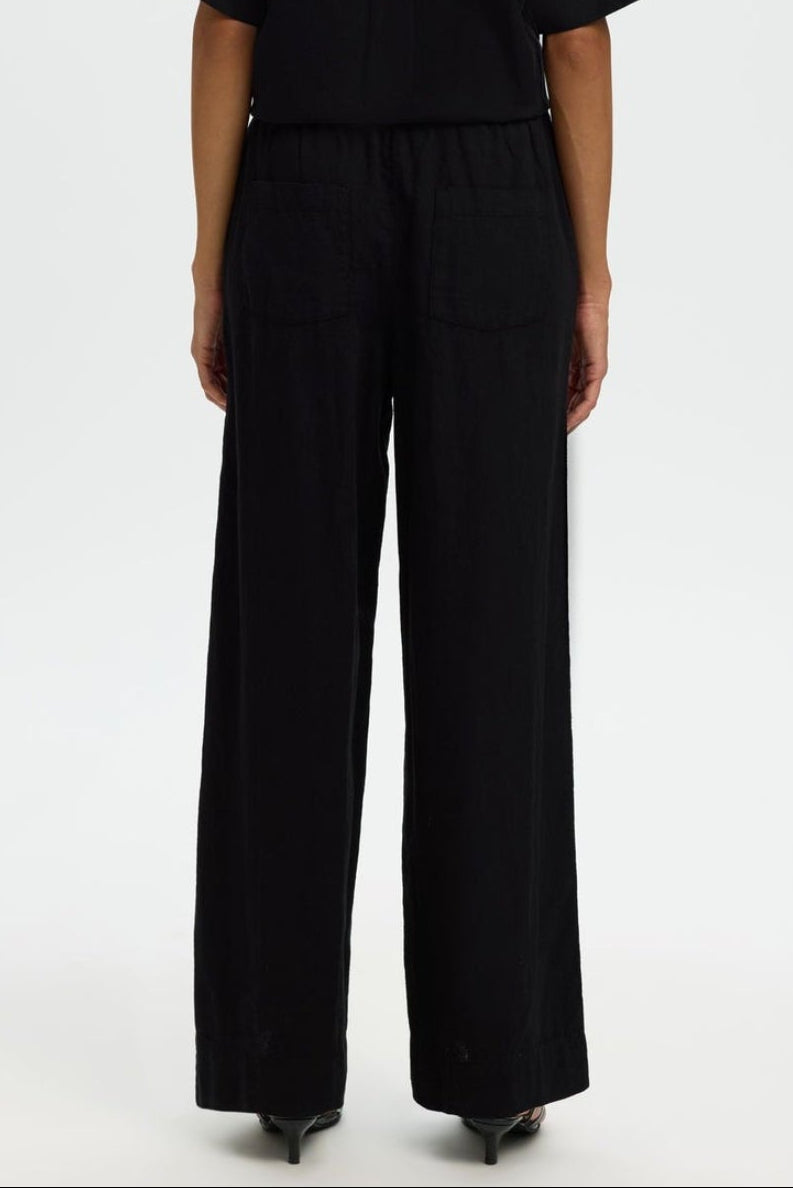 Selected Femme Luisa bukser i sort med vide ben og elastisk talje.