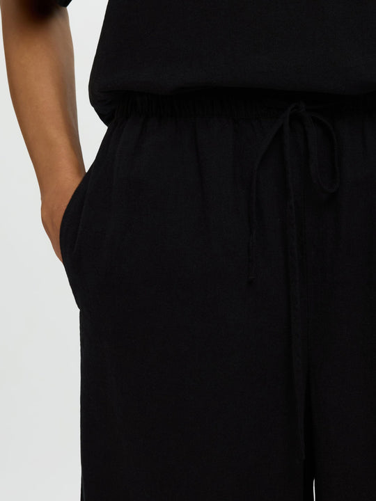 Selected Femme Luisa bukser i sort med vide ben og elastisk talje.