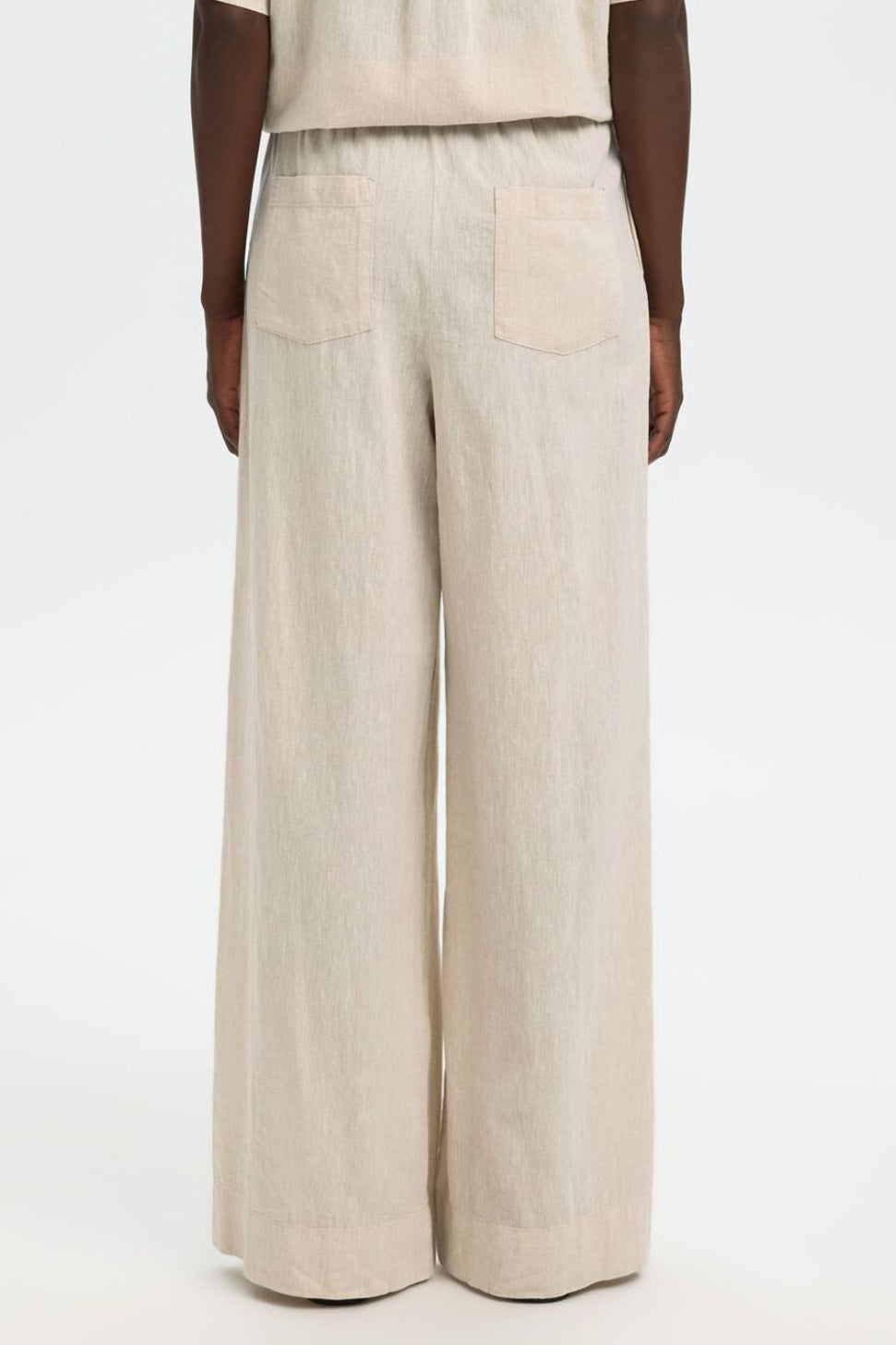 Selected Femme Luisa bukser i sandshell med vide ben og elastisk talje.