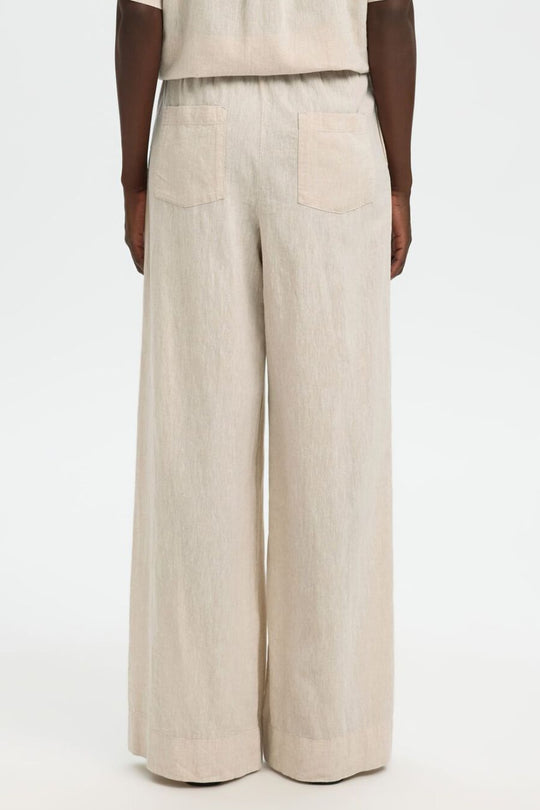 Selected Femme Luisa bukser i sandshell med vide ben og elastisk talje.