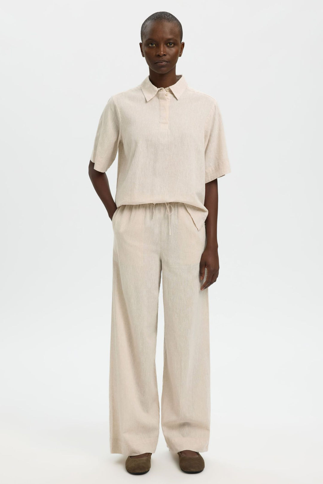 Selected Femme Luisa bukser i sandshell med vide ben og elastisk talje.