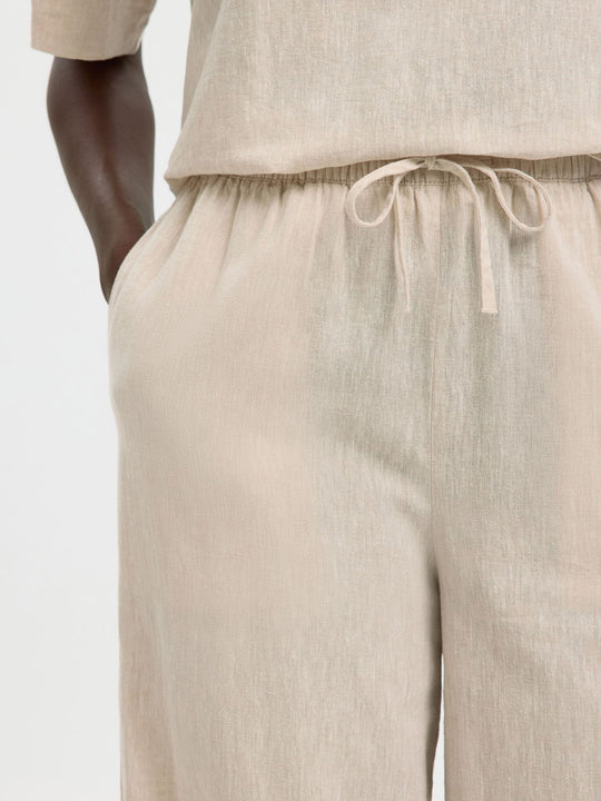 Selected Femme Luisa bukser i sandshell med vide ben og elastisk talje.