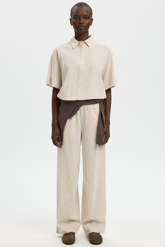 Selected Femme Luisa bukser i sandshell med vide ben og elastisk talje.