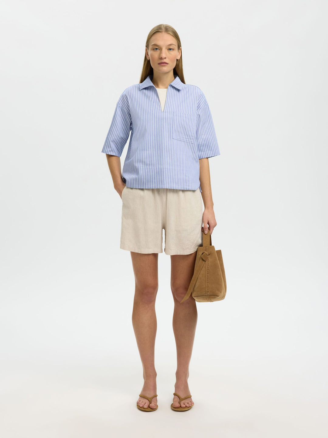 Selected Femme Linnie shorts sandshell – hørshorts med elastisk talje og bindebånd.