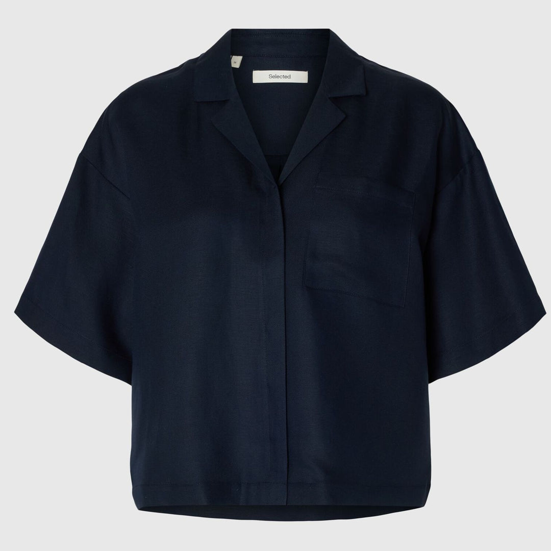 Selected Femme Lyra boxy skjorte i dark sapphire med Cuban collar og korte ærmer.