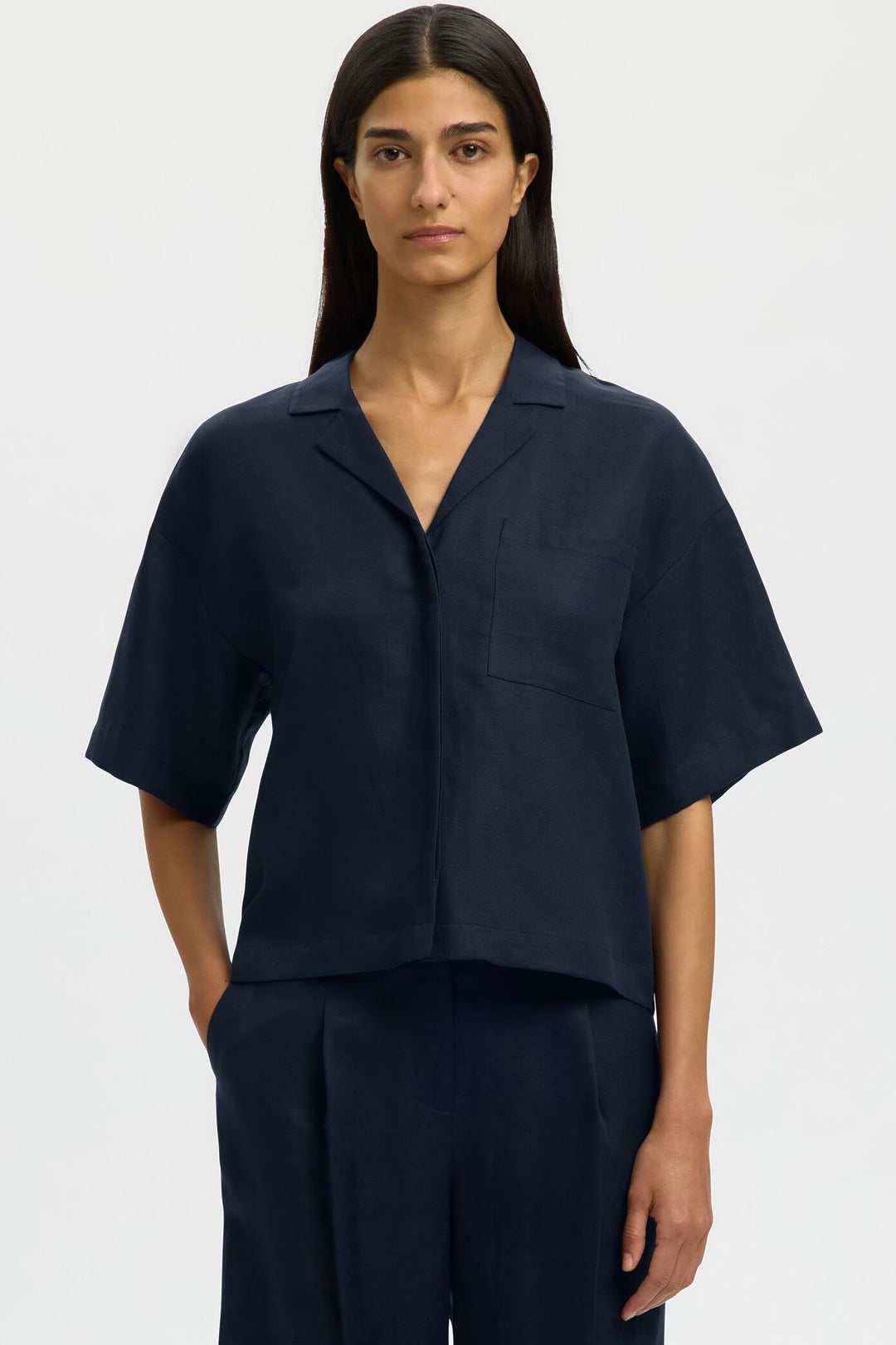 Selected Femme Lyra boxy skjorte i dark sapphire med Cuban collar og korte ærmer.
