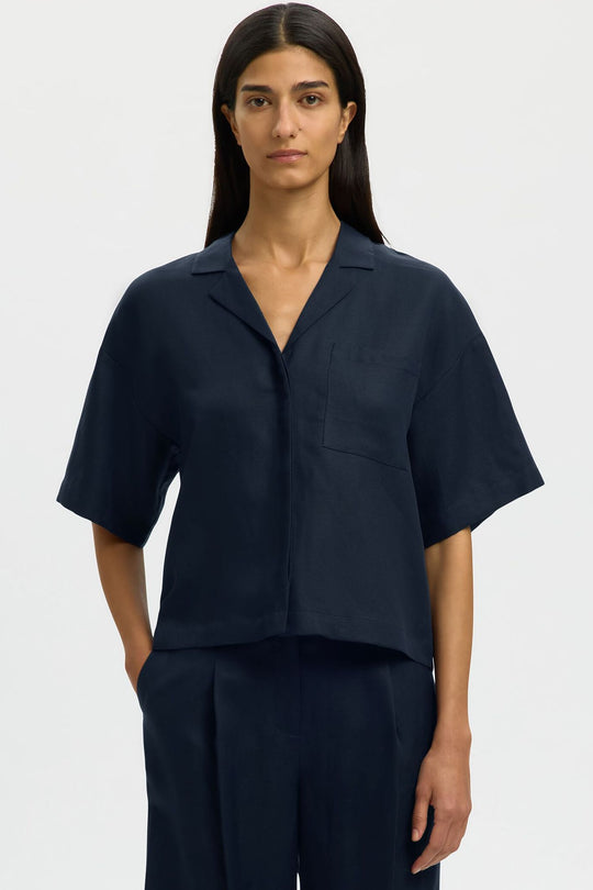 Selected Femme Lyra boxy skjorte i dark sapphire med Cuban collar og korte ærmer.