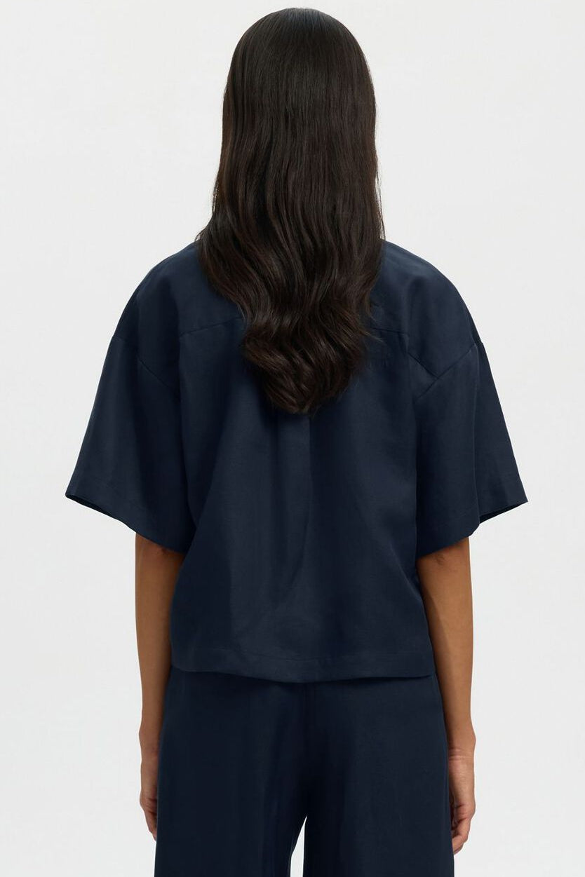 Selected Femme Lyra boxy skjorte i dark sapphire med Cuban collar og korte ærmer.