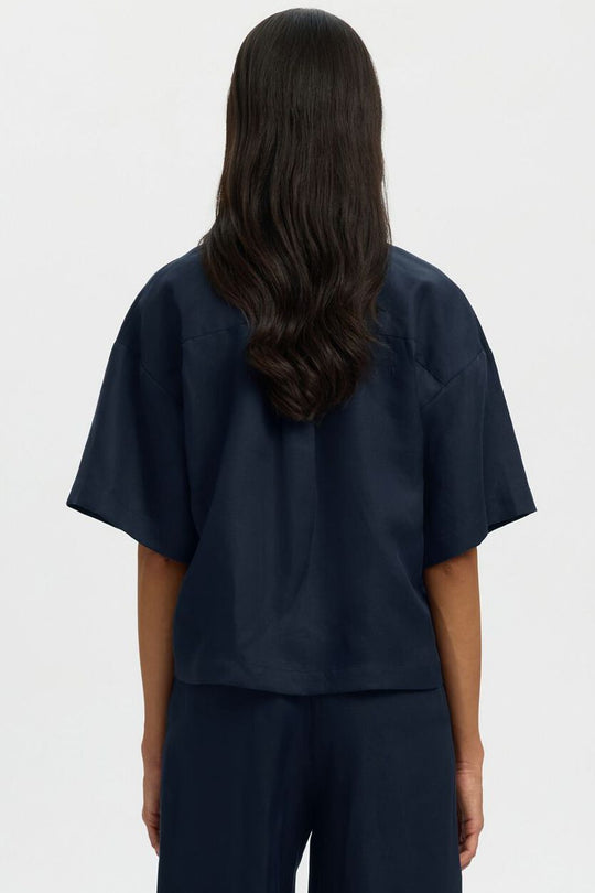 Selected Femme Lyra boxy skjorte i dark sapphire med Cuban collar og korte ærmer.