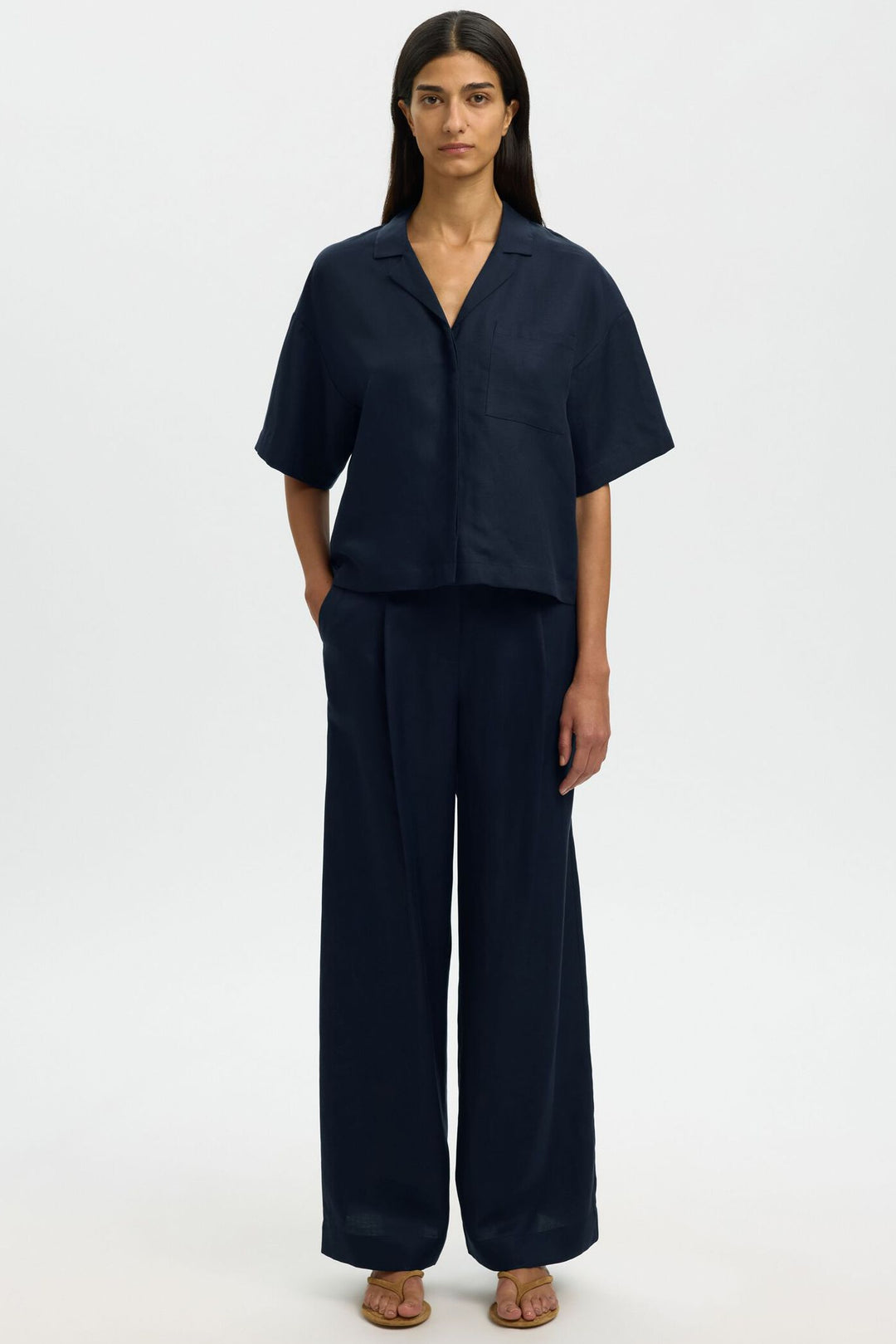 Selected Femme Lyra boxy skjorte i dark sapphire med Cuban collar og korte ærmer.