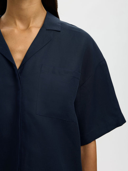 Selected Femme Lyra boxy skjorte i dark sapphire med Cuban collar og korte ærmer.