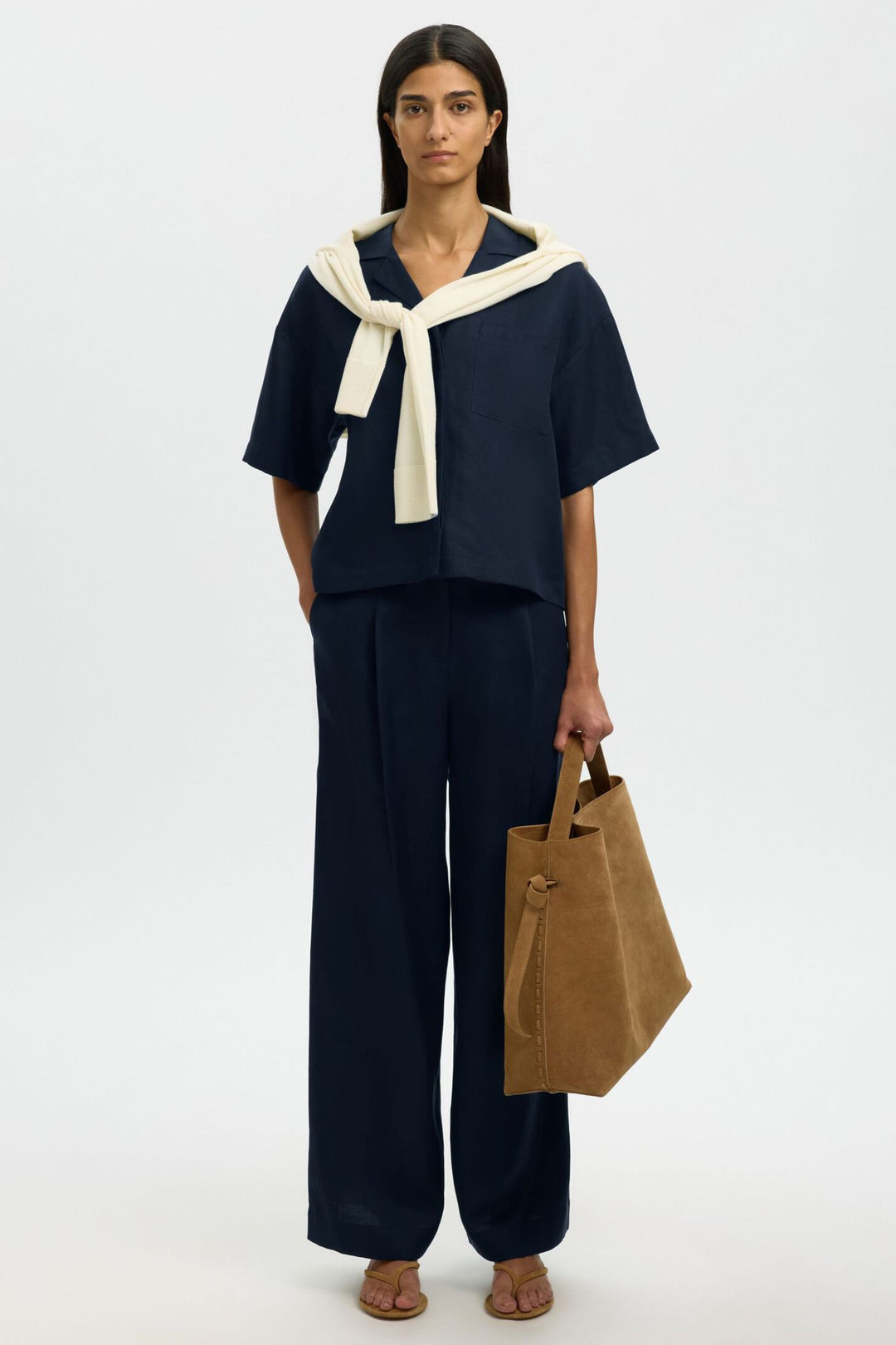Selected Femme Lyra boxy skjorte i dark sapphire med Cuban collar og korte ærmer.