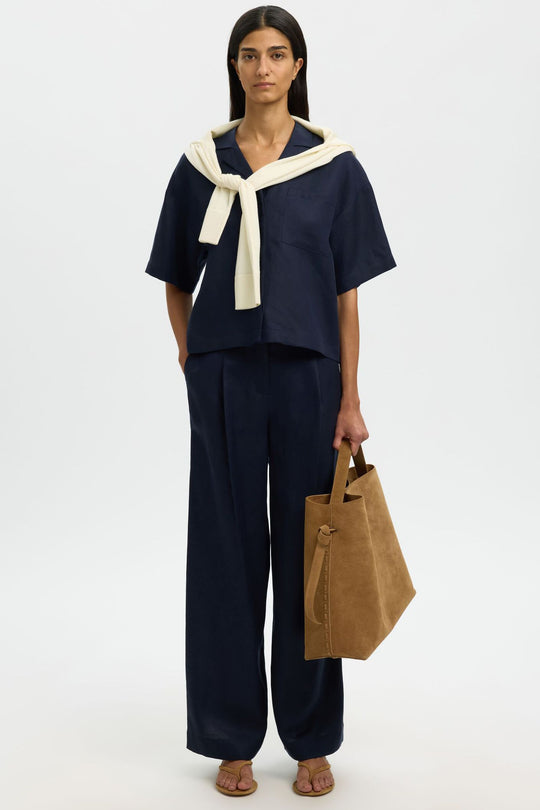 Selected Femme Lyra bukser i dark sapphire med wide fit og høj talje.