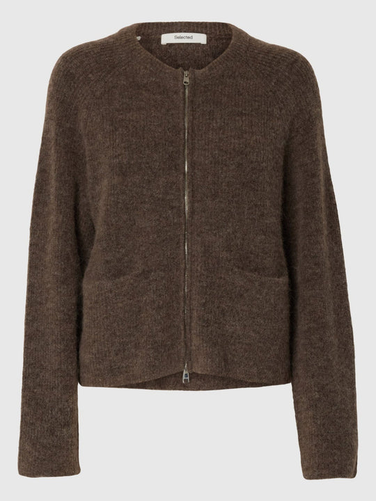 Selected Femme Sia Ras Knit Short – cardigan i chocolate chip brun strik med åben front, ribdetaljer og kort silhuet.
