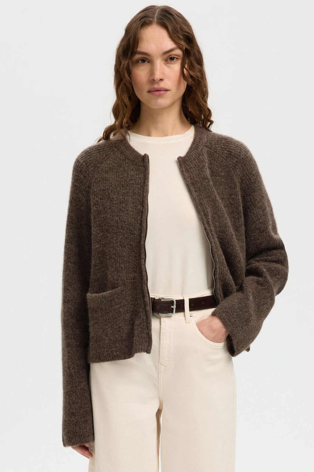 Selected Femme Sia Ras Knit Short – cardigan i chocolate chip brun strik med åben front, ribdetaljer og kort silhuet.
