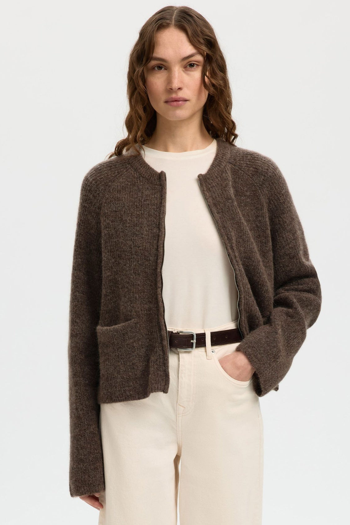 Selected Femme Sia Ras Knit Short – cardigan i chocolate chip brun strik med åben front, ribdetaljer og kort silhuet.
