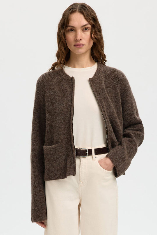 Selected Femme Sia Ras Knit Short – cardigan i chocolate chip brun strik med åben front, ribdetaljer og kort silhuet.
