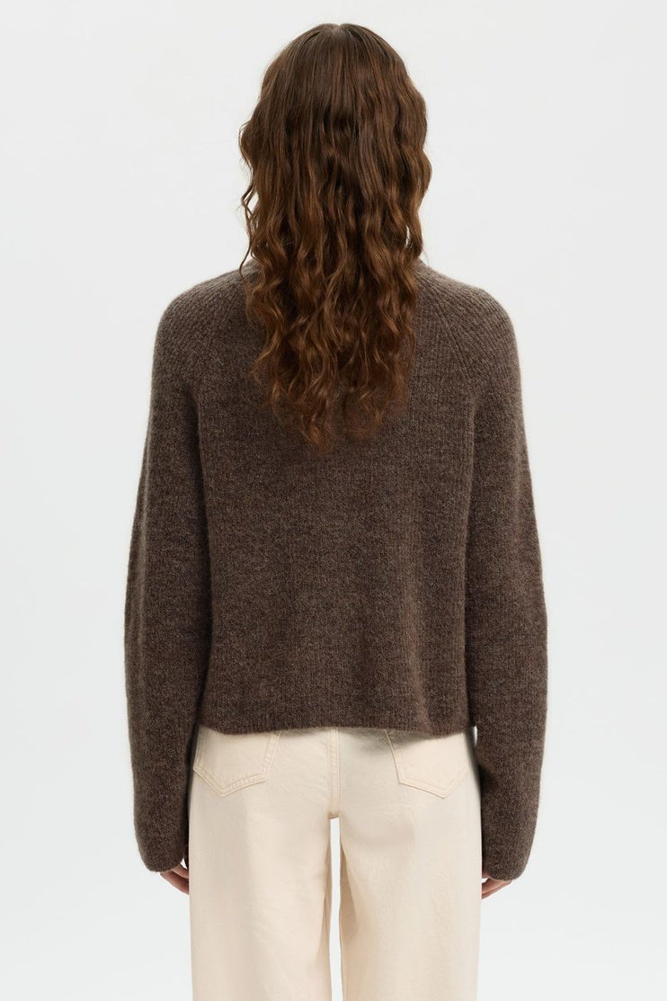 Selected Femme Sia Ras Knit Short – cardigan i chocolate chip brun strik med åben front, ribdetaljer og kort silhuet.
