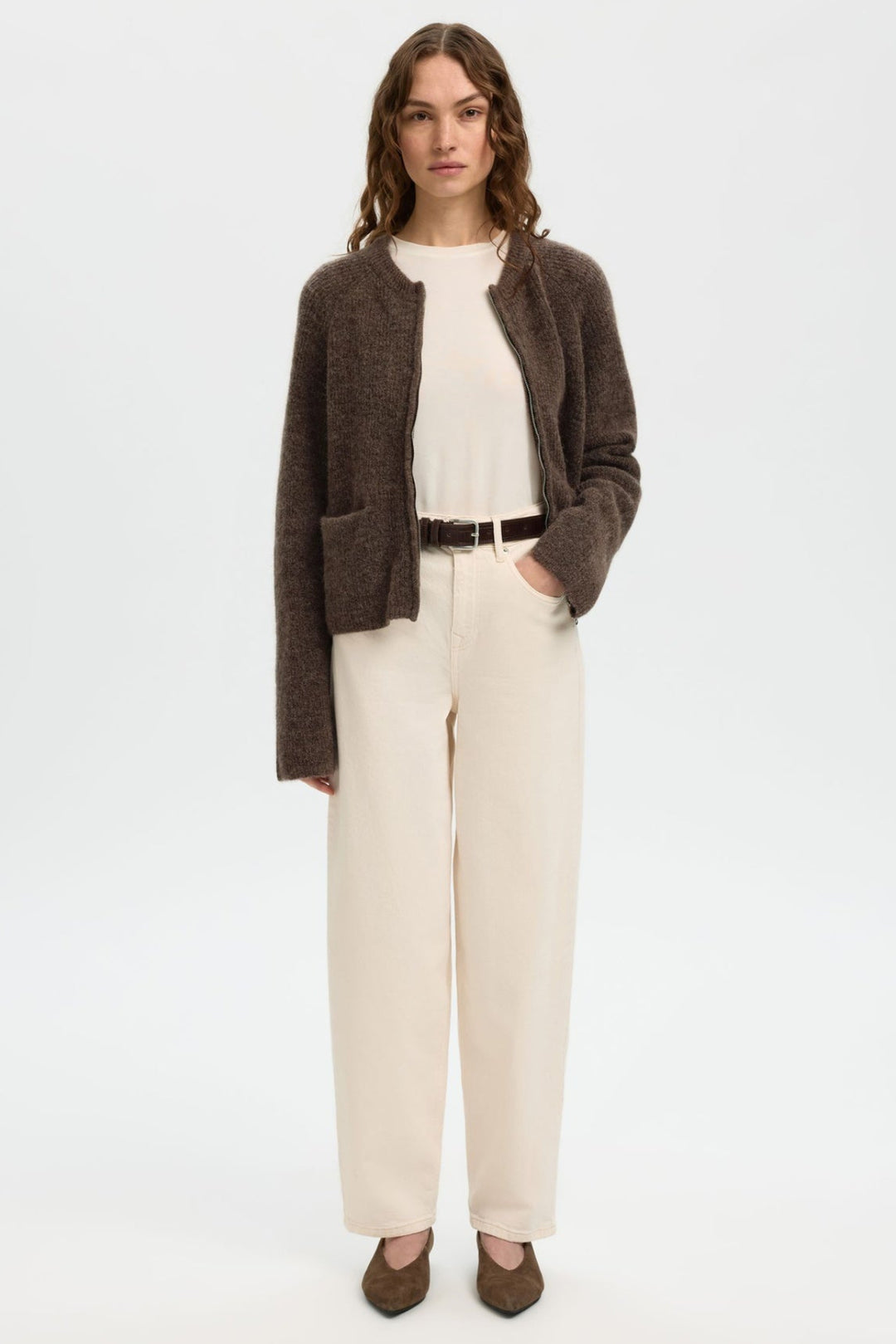 Selected Femme Sia Ras Knit Short – cardigan i chocolate chip brun strik med åben front, ribdetaljer og kort silhuet.
