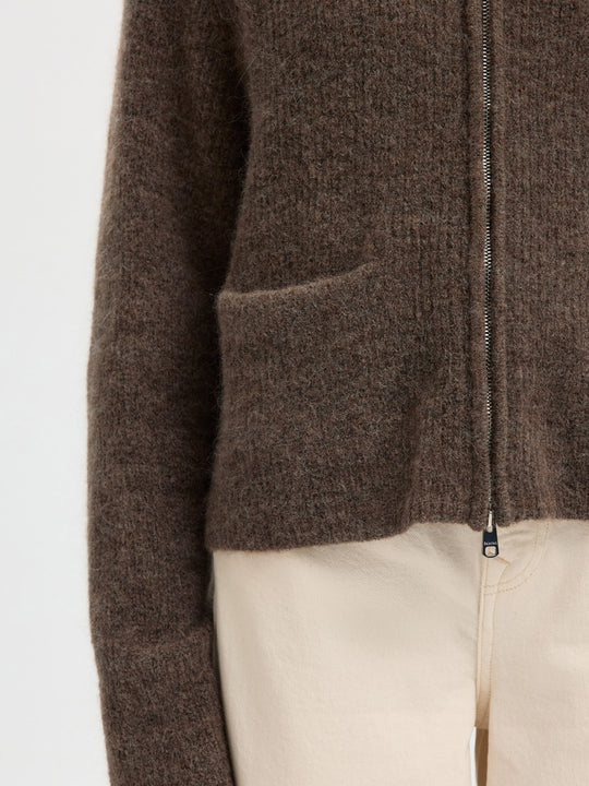 Selected Femme Sia Ras Knit Short – cardigan i chocolate chip brun strik med åben front, ribdetaljer og kort silhuet.
