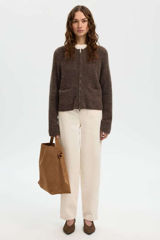 Selected Femme Sia Ras Knit Short – cardigan i chocolate chip brun strik med åben front, ribdetaljer og kort silhuet.
