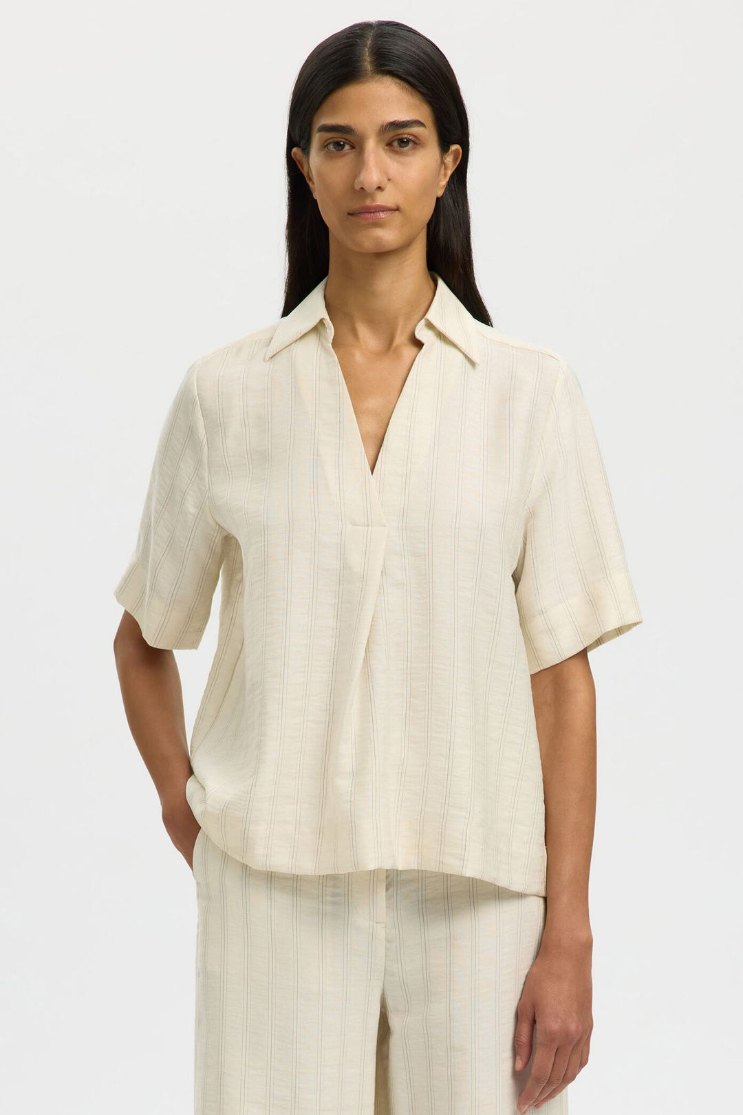 Selected Femme Marie top i egret stripes med Johnny-krave og halværmer.