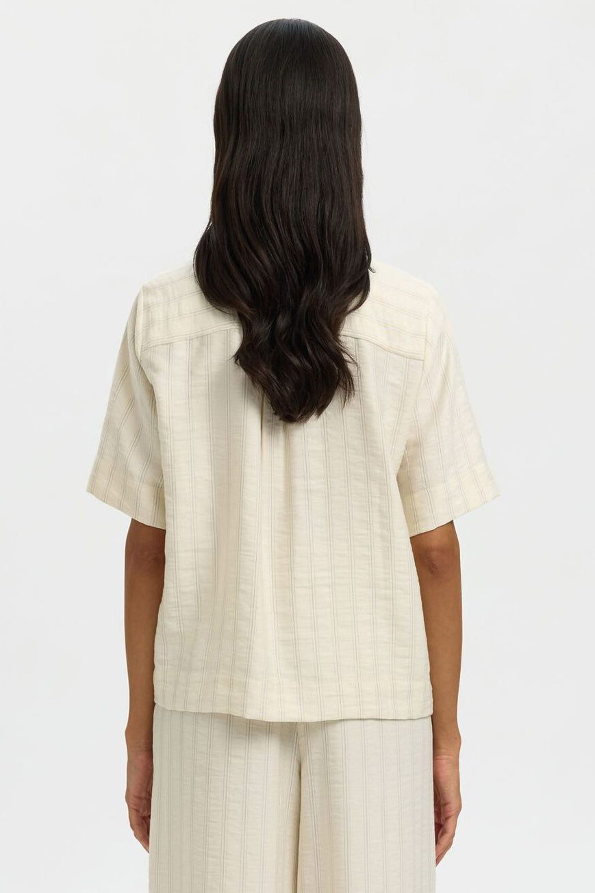 Selected Femme Marie top i egret stripes med Johnny-krave og halværmer.