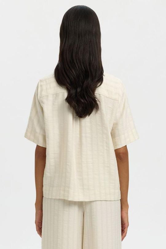Selected Femme Marie top i egret stripes med Johnny-krave og halværmer.