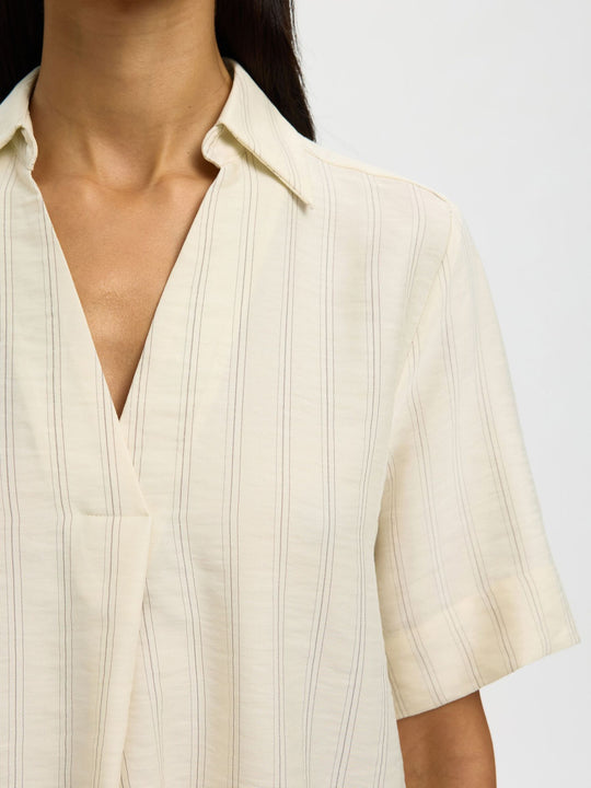 Selected Femme Marie top i egret stripes med Johnny-krave og halværmer.