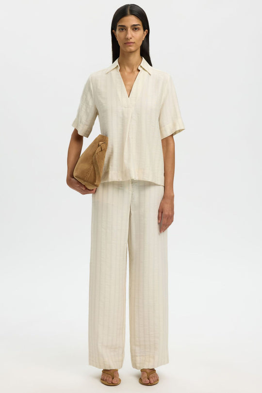 Selected Femme Marie top i egret stripes med Johnny-krave og halværmer.