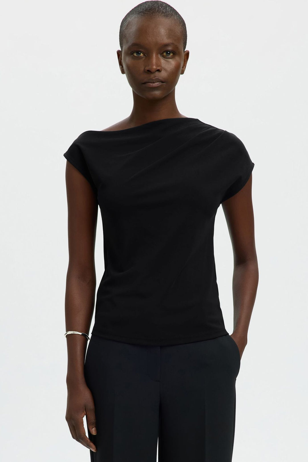 Selected Femme Molly top i sort med asymmetrisk udskæring og draperet design.
