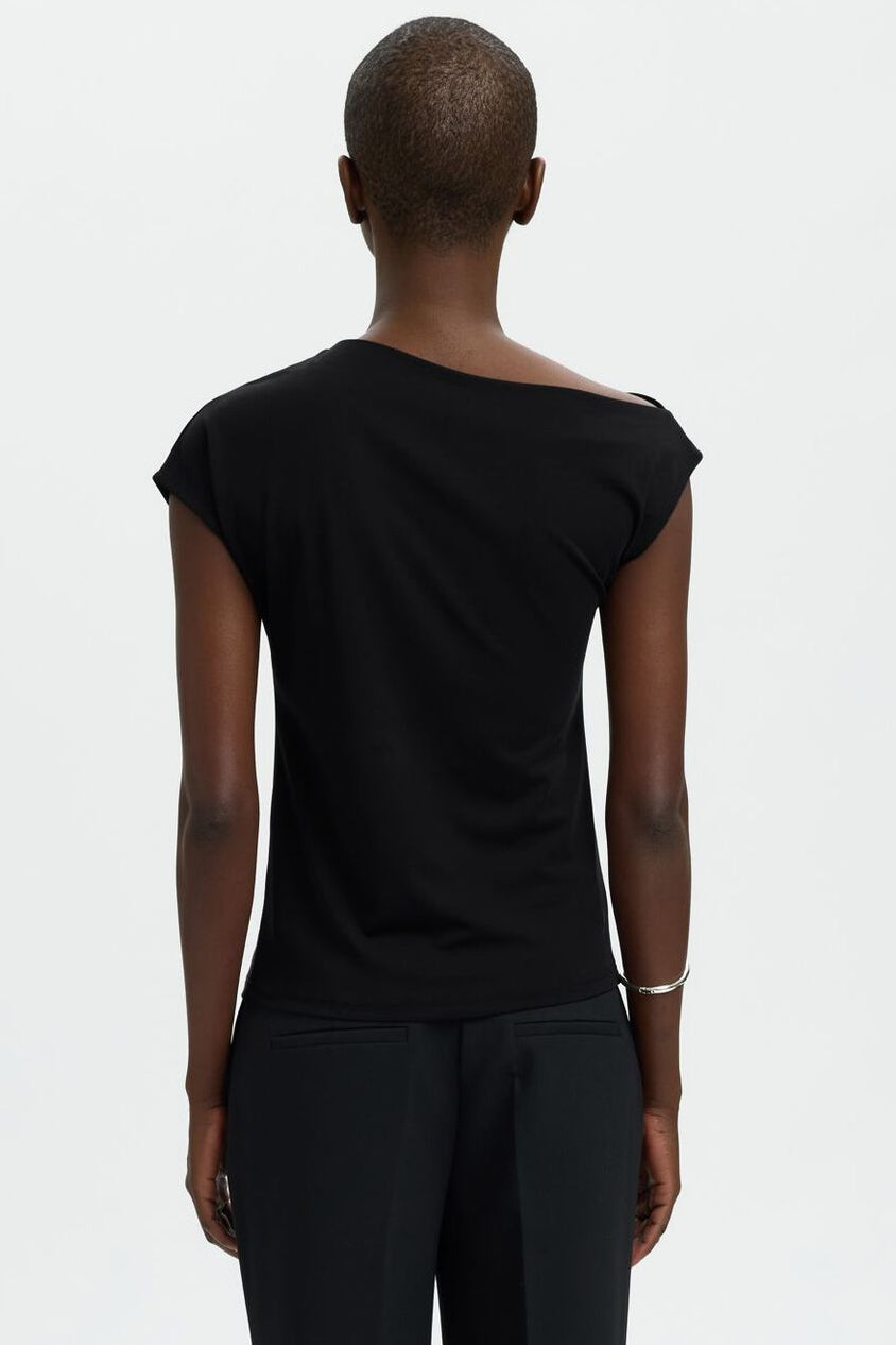 Selected Femme Molly top i sort med asymmetrisk udskæring og draperet design.