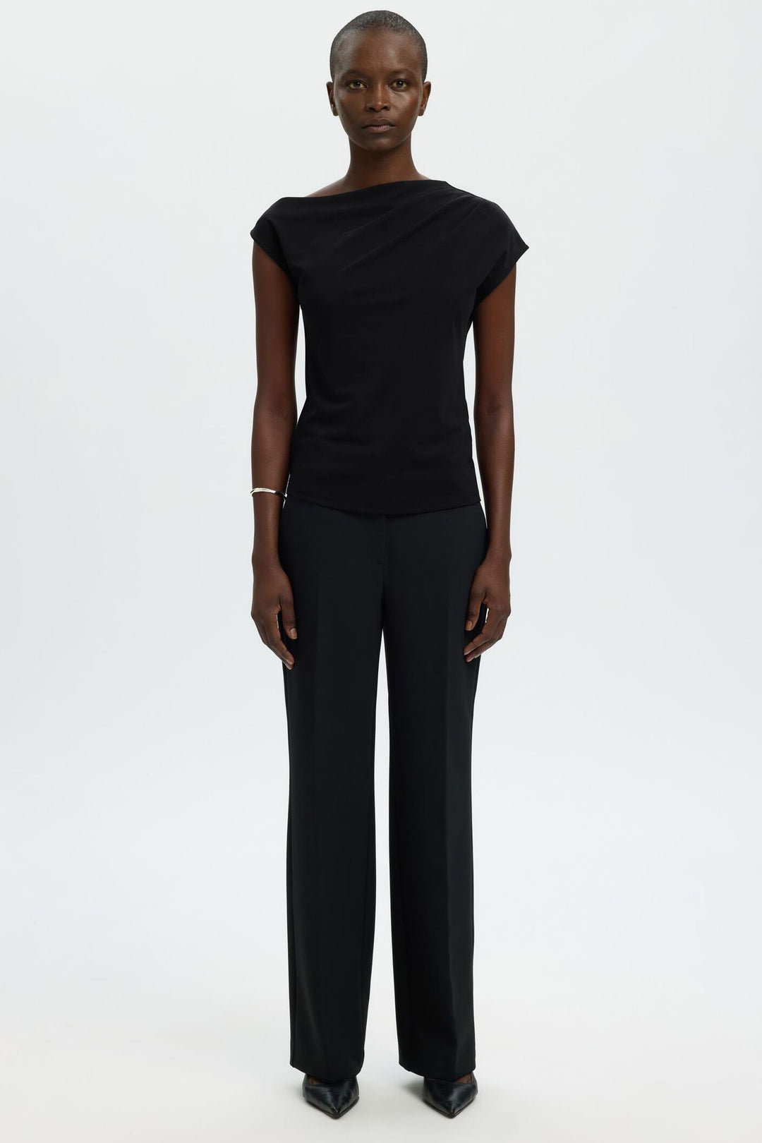 Selected Femme Molly top i sort med asymmetrisk udskæring og draperet design.