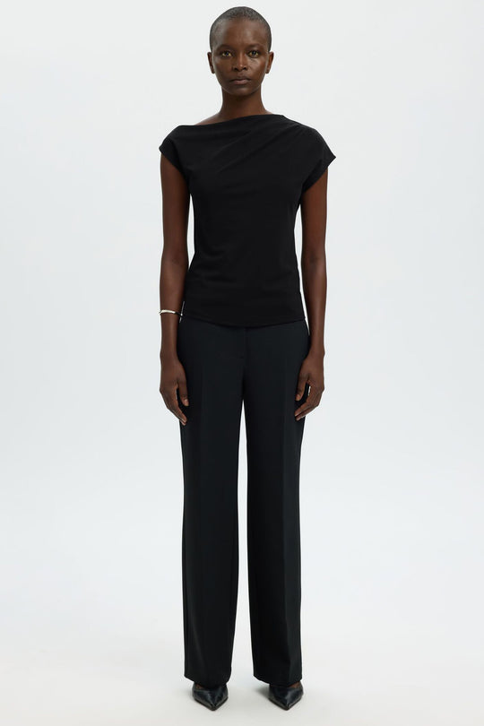 Selected Femme Molly top i sort med asymmetrisk udskæring og draperet design.