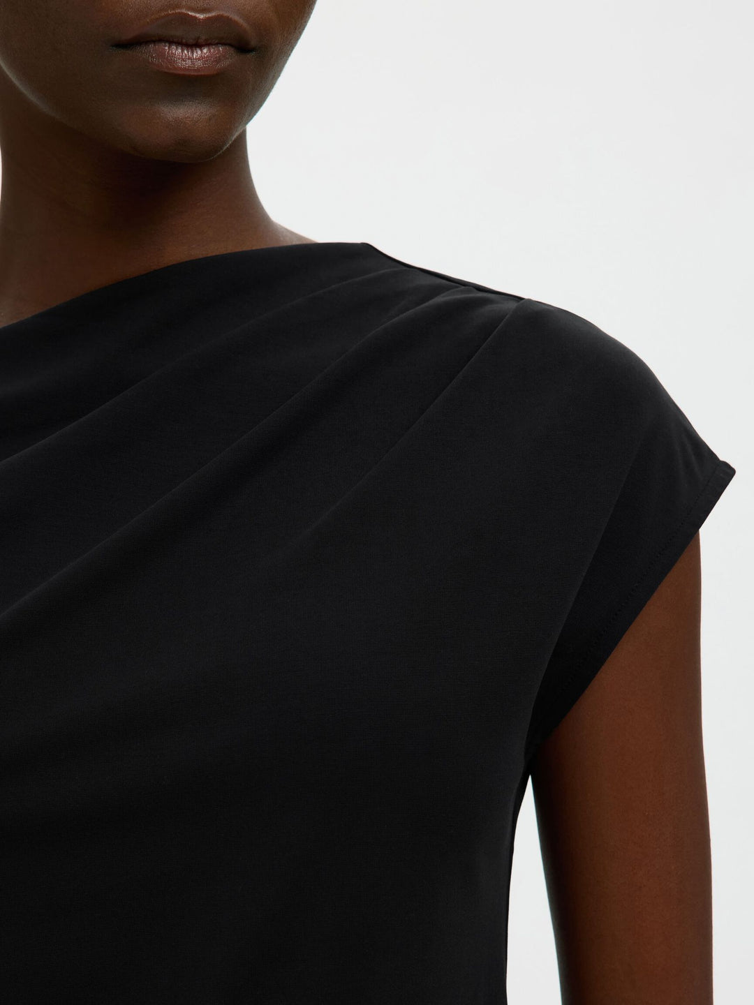 Selected Femme Molly top i sort med asymmetrisk udskæring og draperet design.