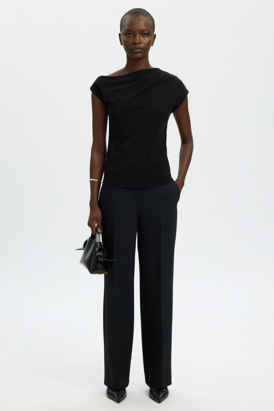 Selected Femme Molly top i sort med asymmetrisk udskæring og draperet design.