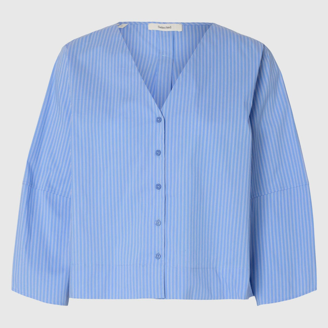Selected Femme Bea bluse i blå striber med V-udskæring og 3/4 ærmer.